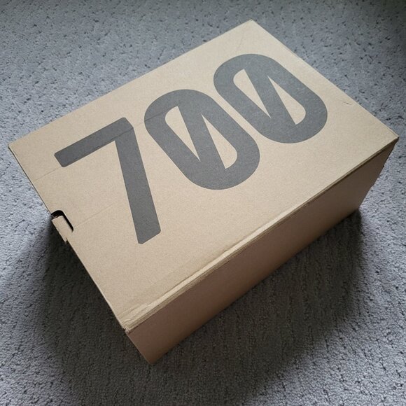 Size 9.5 - Adidas Yeezy 700 V3 Fade Carbon - GW1814 - AUTHENTIC NEW!! - Picture 8 of 8